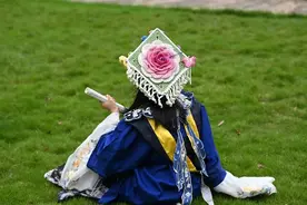 武理毕业生用毛线钩织学位帽，花朵和蝴蝶点缀其上，期望未来“你若盛开，蝴蝶自来”图片