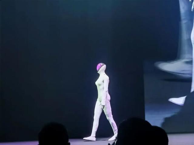 何小鹏连发四大黑科技，人形机器人走猫步上台，用户能买到的L4车型来了