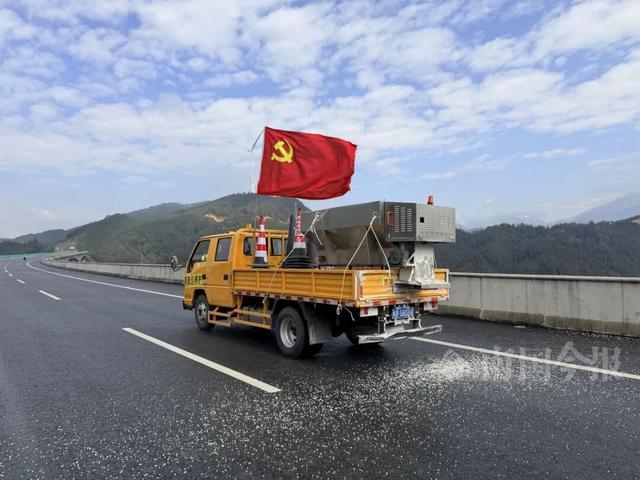 有执念！柳州这个森林公园变身“冰雪王国”，紧急封路也要走上去！