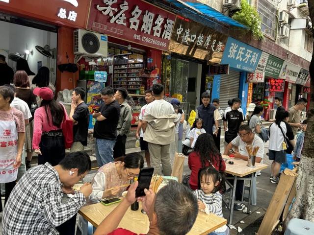 人从众！国庆首日，宜宾“名场面”来了