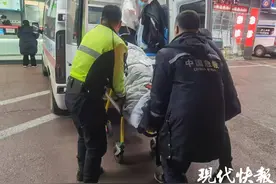 老人伤势严重跨省救治，南京交警开道送医图片