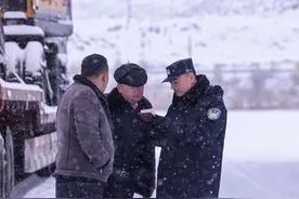 新疆吐尔尕特：应对“倒春寒”战风雪保通关图片