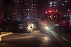 消防车开进小区“以车量道” 北京房山消防治理违规占用消防车通道行为图片