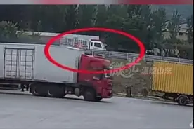温暖山东丨高速路上货车突然着火，加油站员工紧急救援图片