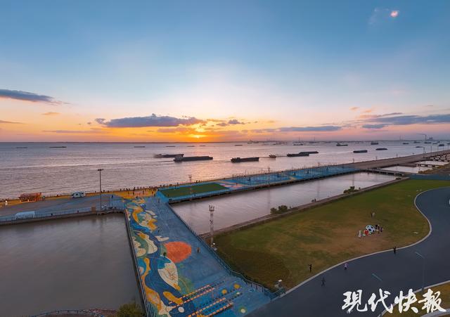 活力中国调研行｜码头堆场变成苏超“第二现场”，“长江最美足球场”点亮南通滨江绿轴