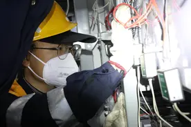 世界高海拔第一长隧里的“花脸”信号工图片