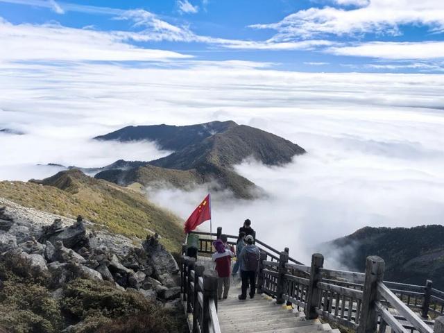 太白山国庆第四天，山上景色宜人，山下热闹非凡