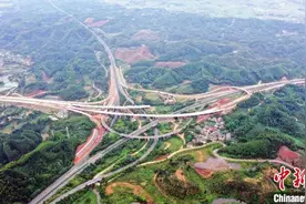 四川省首座“三条高速公路交汇”枢纽互通主体结构工程完工图片