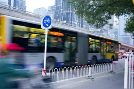 锐评丨设招呼站！让公交站成为京城暖心驿站图片