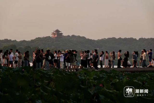 今早5点，西湖断桥挤成这样了！杭城大批人赶来！这幕瞬间“沸腾”