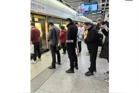 没错，是在武汉地铁拍的！图片