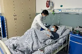 边干活边吃橘子，吃得大叔心慌不已，原来是血钾增高！图片