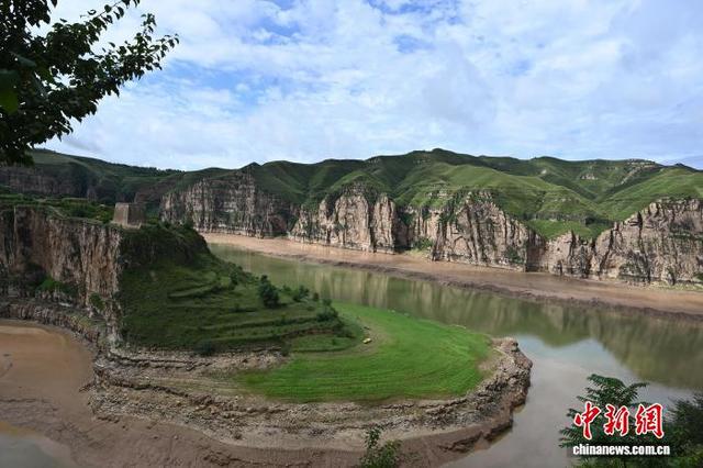 游客在山西与内蒙古交界老牛湾感受壮丽峡谷景观