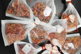 湖北后河保护区成功采集千余粒珍稀小勾儿茶种子图片