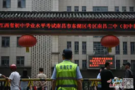 中考首日 南昌交警出动2000余名警力护考图片