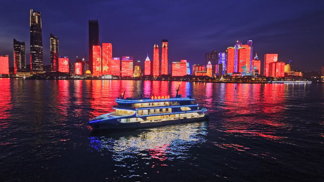乘船游览浮山湾的“醉”美秋夜画卷：潮齐音乐会+夜游浮山湾+啤酒畅饮