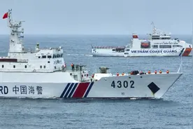 中越海警开展今年首次北部湾海域联合巡逻！登临检查作业船舶图片