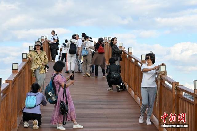 昆明草海开合浮桥开启新体验 市民感受“水上行、画中游”