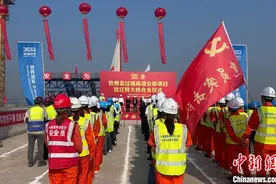 广西钦州北过境线公路钦江特大桥顺利合龙图片