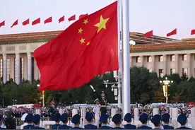 “与祖国一起过生日”，国庆当天12.3万人观看升国旗仪式图片