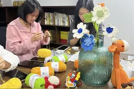 “织”因有你，社区举办钩织手工课图片