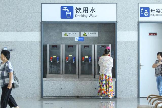北京这两座火车站相距不足百米，网友：千万别走错！