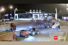 日夜不歇！镇扬汽渡再现农机“南征北战”图片