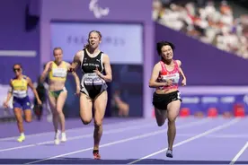 撞线后，冠军“挂”在了亚军身上图片