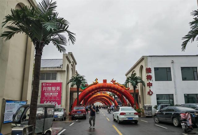 山东一酒店一天办8场婚礼，8对新人共用一个充气拱门，宾客感觉眼前一亮，酒店：免费提供