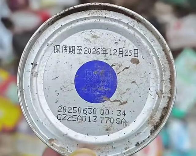 溶洞里“追”垃圾的人