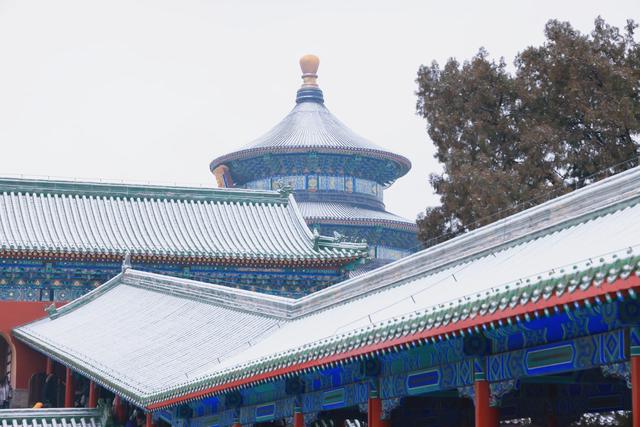 雪落天坛，红墙银装美景如画
