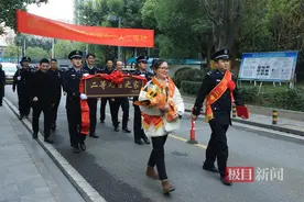 二等功臣，送奖到家！图片