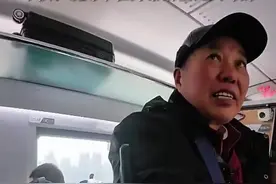 老人买无座票 小伙主动让座 后来才得知老人要去处理儿子后事图片
