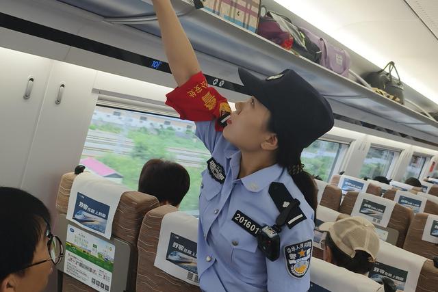 乘客回应穿吊带乘高铁收到提示卡片