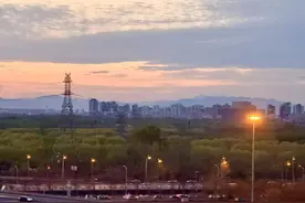 北京春日限定浪漫！晚霞与春花同框——图片