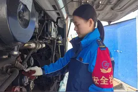 收集乘客建议变成行车“准则”  锤炼多年，女司机李黎变成公路“天使”图片