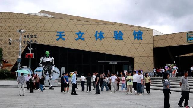 【山水黔南多奇幻】国庆旅游消费市场火爆，平塘“旅游饭”越吃越香