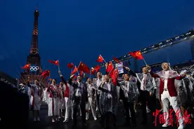 巴黎奥运会开幕式精彩瞬间：雨中开启“流动的盛宴”图片