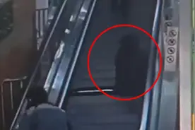 女子乘自动扶梯半个身子被“卷入”，丈夫称“将进行第二次手术”视频封面