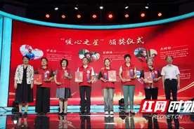 首嫣嫣：因为自己淋过雨，所以想为别人撑伞图片