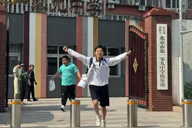 北京2025年中考结束，多位考生表示首次开卷的道法“挺简单”图片