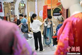 消博会上“非遗”文创受热捧 展商分享“三好”诀窍图片