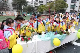 插春、贴“龙鳞”、安全教育……广安市春季开学第一天，学生都在做什么？图片