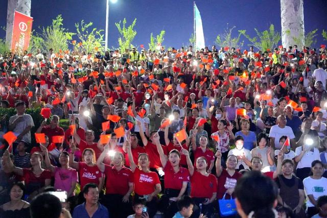 燃爆桂江！昭平“水上飞人火壶+万人合唱” 为祖国庆生