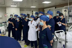 重症医学领域知名专家孙运波带领山东大学齐鲁医院（青岛）重症医学科室开展教学查房图片