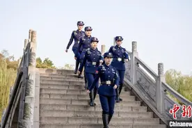 千年运河千里行走进扬州 西湖女子巡逻队邂逅瘦西湖图片