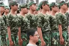 “板凳男孩”参加军训，挺拔军姿背后是顽强不屈图片