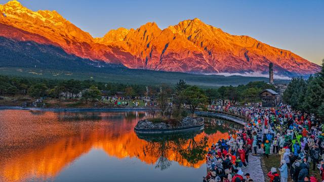 看日照金山，接吉祥好运！丽江迎来“颜值巅峰期”——有一种叫云南的生活之365天