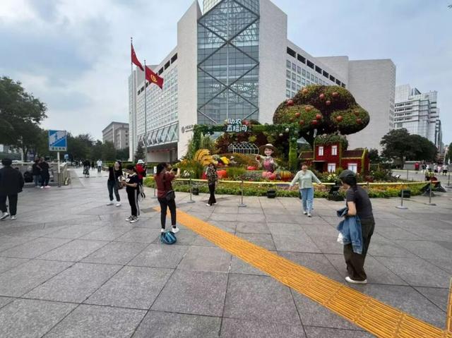 今天凌晨，完美合龙，视频！天安门广场大花篮亮相，长安街国庆花坛都布置好了！