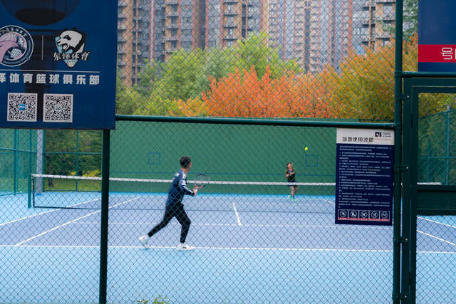 秋风引路入曲江，芙蓉金叶映红墙